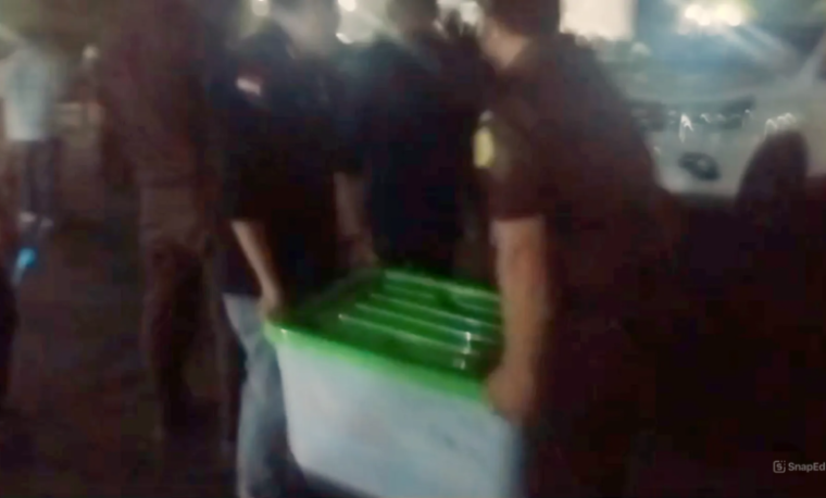 Tim Penyidik Kejati Kalteng saat membawa satu box dokumen yang diduga berkas korupsi perizinan pertambangan dari Kantor Bupati Barito Utara, Selasa (11/2/2025) malam. Sumber sudutkalteng.com